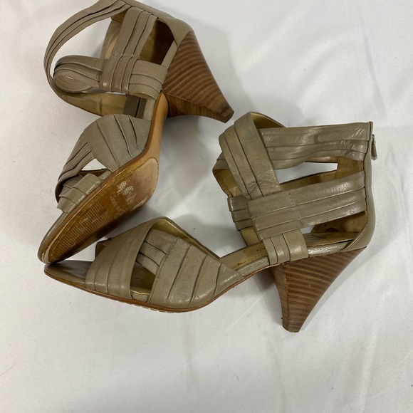 Heels - Picture 3 of 4